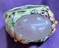 Auktion 376 / Los 1014 <br>Silberring-925- mit Rosenquartz-Cabouchon, Ringschulter emailliert, RG 63, 12,22 gr.