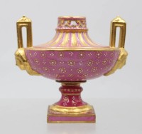Auktion 376<br>kl. Prunkvase, Sevres, rosa mit Goldzier, diese minimal berieben, um 1900, ca. H-10,5cm
