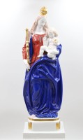 Auktion 376<br>gr. Madonna mit Kind und Zepter,  entworfen im Jahr 1922 von dem Bildhauer Ferdinand Liebermann und ausgef&uuml;hrt von der Kunstabteilung der Manufaktur Rosenthal, bemalt, R&uuml;ckseitig am Stand 2 kl. Chips, ca. H-53cm