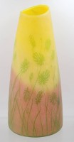 Auktion 376<br>2farbige hohe Kunstglasvase, geschnittenes florales Dekor, wohl um 1910/20, ca. H-39cm
