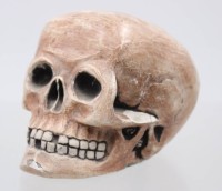 Auktion 376<br>Briefbeschwerer in Form eine Totenkopfes, wohl Stuck, div. Abplatzer, ca. H-8cm L-11,5cm