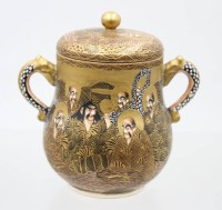 Auktion 376<br>antike japanische Satsuma-Zuckerdose, Unsterbliche (Arhats/Rakans), leider 2x Altriss, ca. H-12cm