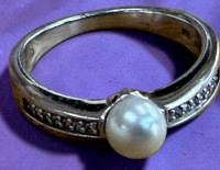 Auktion 376<br>Silberring-925- mit Perle, beidseitig klare Steine "Fossil" RG 59, 4,89 gr