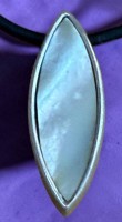Auktion 376<br>Kautschukband mit gr. Silberanh&auml;nger-925-, Perlmutt, L-50 cm, H-4 cm