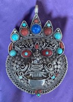 Auktion 376<br>grosser Mahakala Anh&auml;nger, wohl Tibet/Indien, versilbert, mit Koralle, T&uuml;rkis, Lapislazuli etc., H-8 cm, B-5 cm