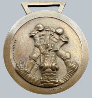 Auktion 376<br>Afrika Korps Medaille-&bdquo;Deutsch-Italienische Feldzugsmedaille / Campagna Italy-Tedesca in Africa&ldquo; (oft auch Afrikakorps-Medaille genannt). Sie wurde 1942 zur Ehrung deutscher und italienischer Truppen verliehen, die unter Rommel in Nordafrika k&auml;mpften.