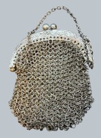 Auktion 376<br>kl. Silber-Ketten-B&ouml;rse, gepr&uuml;ft, ca. 5,5x4 cm, 20 gr, sehr gute Erhaltung