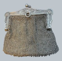 Auktion 376<br>mittelgrosse Silber-Kettenb&ouml;rse (gepr&uuml;ft) mit innen noch ein Fach mit extra Verschluss, 8x8 cm,  80,6 gr