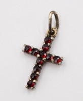 Auktion 376<br>kl. Kreuzanh&auml;nger mit Granat, 830er Silber, L-1cm, ca. 0,7gr.
