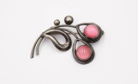 Auktion 376<br>Vintage-Silberbrosche, Hermann Siersb&oslash;l, 925er Sterlingsilber, D&auml;nemark, rosa Steine, 6,3gr., L-4,5cm