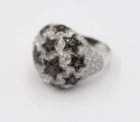 Auktion 376<br>925er Silber-Ring, scharze und klare Steine, Sternenmuster, 16gr., RG 57