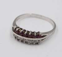 Auktion 376<br>925 Silberring mit violetten und wei&szlig;en Steinen .