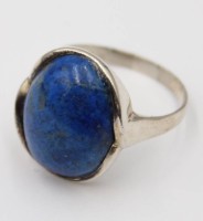 Auktion 376<br>925er Sterling-Silberring mit einem Lapislazuli-Cabochon .