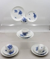 Auktion 376<br>4x kompl. Gedecke, Royal Copenhagen, blaue Blume, 1x Kuchenteller mit Altriss und Gebrauchsspuren, Tassen ca. H-6,5cm
