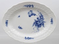 Auktion 376<br>ovale Platte, Royal Copenhagen, blaue Blume, ca. 31 x 23,5cm