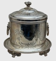 Auktion 376<br>ovales viktorianisches  Biscuit Barrel, neu versilbert und Top Zustand, H-212cm, 21x14 cm, seitlich L&ouml;wenk&ouml;pfe mit Trageringen