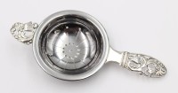 Auktion 376<br>Teesieb, 830er Silbergriffe, D&auml;nemark, ca. L-15,5cm