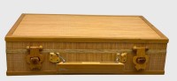 Auktion 376<br>kl. Hand-bzw. Puppenkoffer,handgefertigtenrVintage-Koffer aus Bambus, Holzleisten, Schlaufenverschl&uuml;ssen, 28x19 cm, H-7 cm