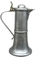 Auktion 376<br>hohe Schnabelstitze, Feinzinn, Engelmarke, 20.Jhd., H-33 cm, ca. 2 kg