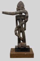 Auktion 376<br>afrikan. Holzschnitzerei, Mann mit Schlange, wohl Dogon?, H-31 cm