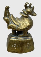 Auktion 376 / Los 15516 <br>antikes Opiumgewicht, Henne, wohl Birma, H-7 cm, 323 ger.