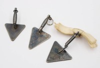 Auktion 376<br>3 kl. Anh&auml;nger, Maurerkellen, silberfarben, ca. L-3,5cm