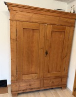 Auktion 376<br>gr. Weichholz-Kleiderschrank, natur, 2 t&uuml;rig, 2 Schubladen, ca. 190x180 cm,Gebrauchsspuren, zerlegbar