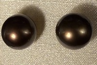 Auktion 376<br>Paar Gold-585- Ohrstecker mit grossen, grauen Perlen, ungetragen auf Display, Etikett, D-Perlen ca. 11 mm