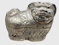 Auktion 376<br>Utensilo "Fu Hund" wohl China, Silber gepr&uuml;ft, 49 gr. H-6 cm, L-8,5 cm