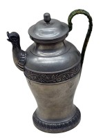 Auktion 376<br>Biedermeier Zinn-Kanne mit Tierkopfausguss, umlaufend  dek. Rosenband, eine kl. Delle, ansonsten gut, H-21 cm