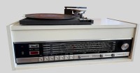 Auktion 376 / Los 16018 <br>Grundig Radio Receiver RTV 500 mit aufgesetzen  Phillips Plattenspieler, gebaut zwischen 1971-1974,