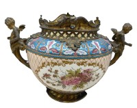 Auktion 376<br>gr. Blumen&uuml;bertopf, in Reserve floral bemalt und mit Zinkguss-Montur, 3 Beine abgebrochen und lose anbei, seitl. als Handhaben 2 Putti, H-29 cm, B-42 cm, Altersspuren