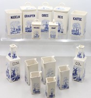 Auktion 376<br>Ein Lot div. K&uuml;chengef&auml;&szlig;e &auml;lter im delfter Blau mit  klassischen holl&auml;ndischen Windm&uuml;hlen- und K&uuml;stenszenen,