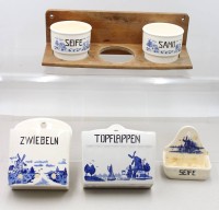 Auktion 376<br>antike Keramik- und Porzellan-Haushaltsbeh&auml;lter im Delfter Stil mit blauen Windm&uuml;hlen-Motiven und Beschriftungen,