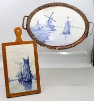 Auktion 376<br>historisches Keramik- oder Fliesenbild mit einem blau-wei&szlig;en Motiv nach Delfter Art (Delfter Blau), das in einen Holzrahmen mit Aufh&auml;ngegriff gefasst ist ,