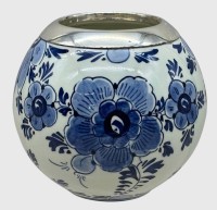 Auktion 376<br>kl. Delft Vase mit Blaumalerei, Silberrand-925-, signiert, H-9 cm