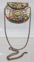 Auktion 376 / Los 15043 <br>handgefertigte, indische Boho-Abendtasche bzw. Clutch aus Metall mit bunten Mosaiksteinen und Perlmutt-Einlagen.