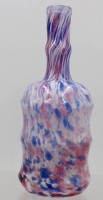 Auktion 376<br>mundgeblasene, gedrehte Glasflasche bzw. Karaffe aus Kunstglas mit einem marmorierten oder gesprenkelten Streifenmuster
