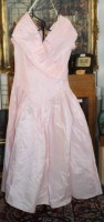 Auktion 376<br>ein rosafarbenes Vintage-Ball- oder Abendkleid (Stil der 1950er- bis 1980er-Jahre) mit einem V-f&ouml;rmig gesenkten Taillenbund und einem &uuml;berkreuzten schulterfreien Ausschnitt von Loralie USA.