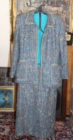 Auktion 376<br>ein blau-meliertes Tweed-Kost&uuml;m, bestehend aus einer kurzen Jacke und einem passenden Rock mit t&uuml;rkisfarbenem Innenfutter und hellbraunen beziehungsweise t&uuml;rkisen Paspelierungen