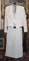 Auktion 376<br>Vintage-Kost&uuml;m von Pierre Balmain (bestehend aus einer kurzen Blazerjacke und einem passenden Rock) aus hellem Stoff mit beigefarbenen Tupfen
