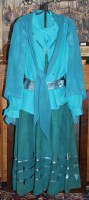 Auktion 376<br>exklusives Vintage-Couture-Ensemble aus den 1980er Jahren, gefertigt aus feinem Wildleder (Suede) und passenden Seiden- oder Viskosestoffen in markanten Blau- und Gr&uuml;nt&ouml;nen (Teal / Smaragdgr&uuml;n).