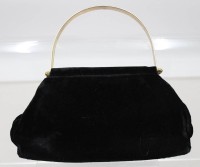 Auktion 376<br>Schwarze Samt-Abendtasche aus den 1950er-Jahren mit goldenem Metallrahmen und rundem B&uuml;gelgriff