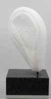 Auktion 376<br>abstrakte Skulptur aus wei&szlig;em Marmor, die vertikal auf einem dunklen, quadratischen Granitsockel montiert ist.. Monogramiert HJA 