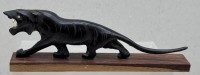Auktion 376<br>schwarzer Panther aus Wasserb&uuml;ffelhorn auf Holzplatte, H-5,5 cm, L-17 cm