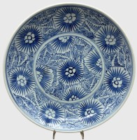 Auktion 376<br>antiker chinesischer Blau-Wei&szlig;-Porzellanteller, mit einem Sternen- oder Sonnenblumenmuster (Starburst) aus dem sp&auml;ten 18. bis fr&uuml;hen 19. Jahrhundert, D-27 cm