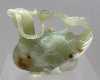 Auktion 376<br>Jadeit oder Nephretit Mandarin Ente mit Wasserlilie im Schnabel, H-11 cm, L-12 cm