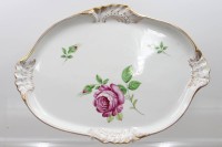 Auktion 376<br>ovale Porzellanplatte mit handgemaltem Rosendekor ,  reliefierten Rocaillen-  und Goldrand 