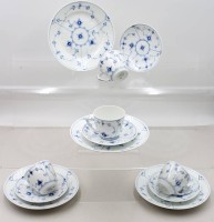 Auktion 376<br>4x handbemalte Porzellan-Kaffeegedecke (Kuchenteller, Untertasse und Tasse) im klassischen Dekor &bdquo;Musselmalet Halbspitze&ldquo;