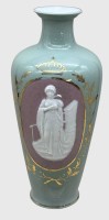 Auktion 376<br>Vase "K&ouml;ppelsdorf" seladongr&uuml;n, Goldmalerei und Pate sur Pate M&auml;dchenfigur, H-26 cm,
